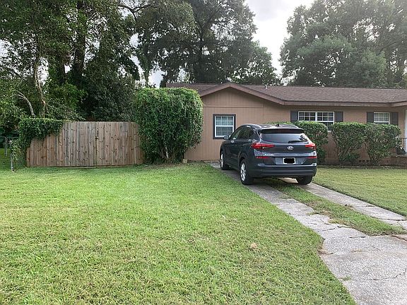 3rd image of 1010 SE 27th St