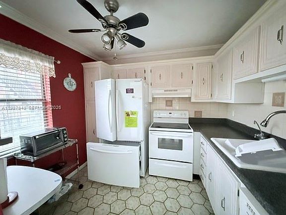 3rd image of 2841 Somerset Dr APT 305