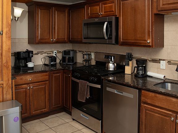 5th image of 1726 James Ave N #2
