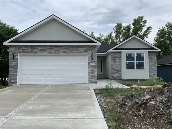 1000 Ingleside Dr, Pleasant Hill, MO 64080