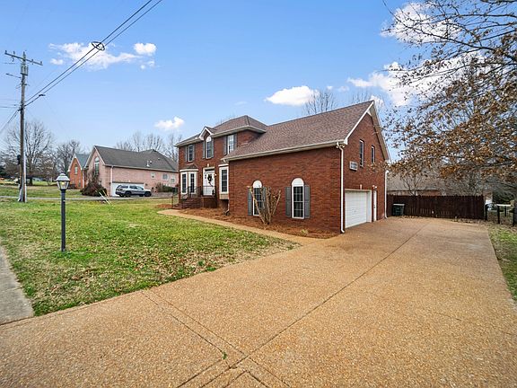 3rd image of 205 Fieldstone Dr