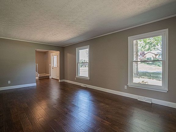4th image of 222 W Dilcrest Cir