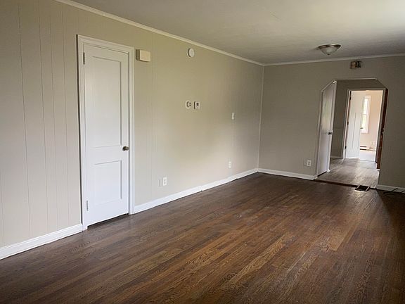 2nd image of 726 Queen Ave NW