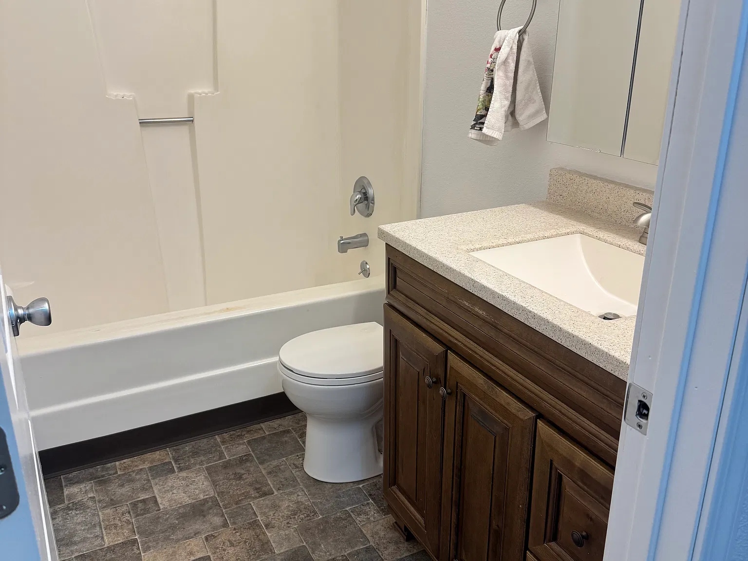 2 bed, $1,100 — Photo 4