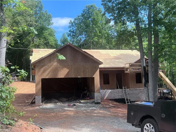 4864 Creeks Crossing Rd, Asheboro, NC 27205