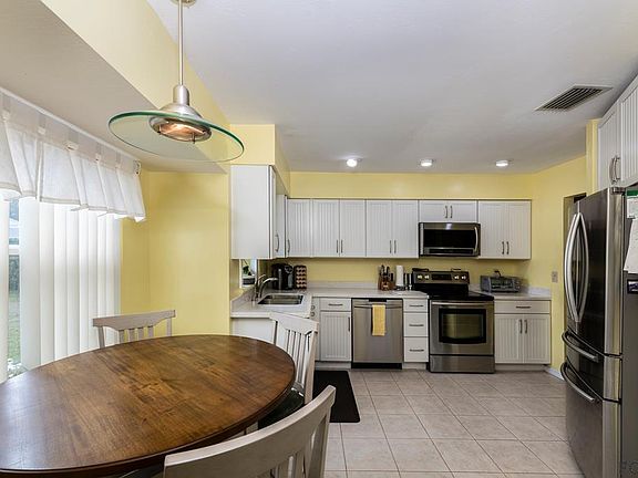 3rd image of 12 Westcliffe Ln