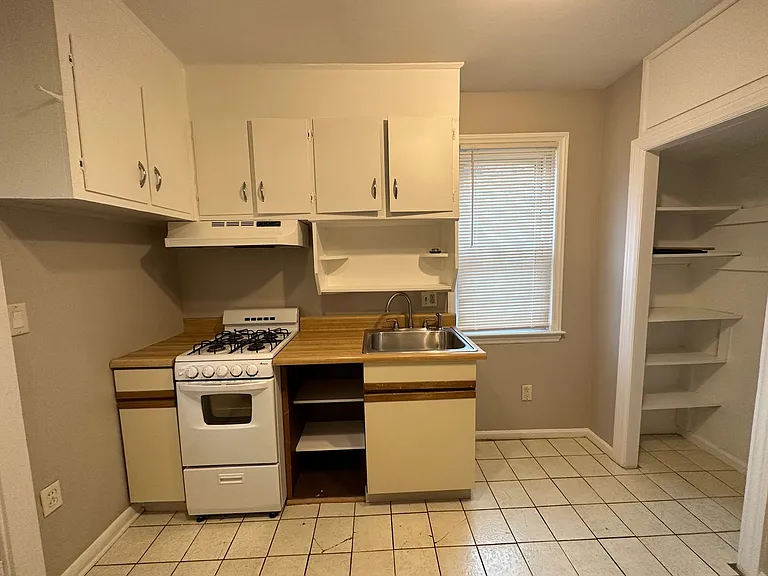235 Crescent NE — Photo 2