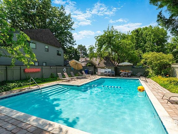 3rd image of 515 S Walnut St