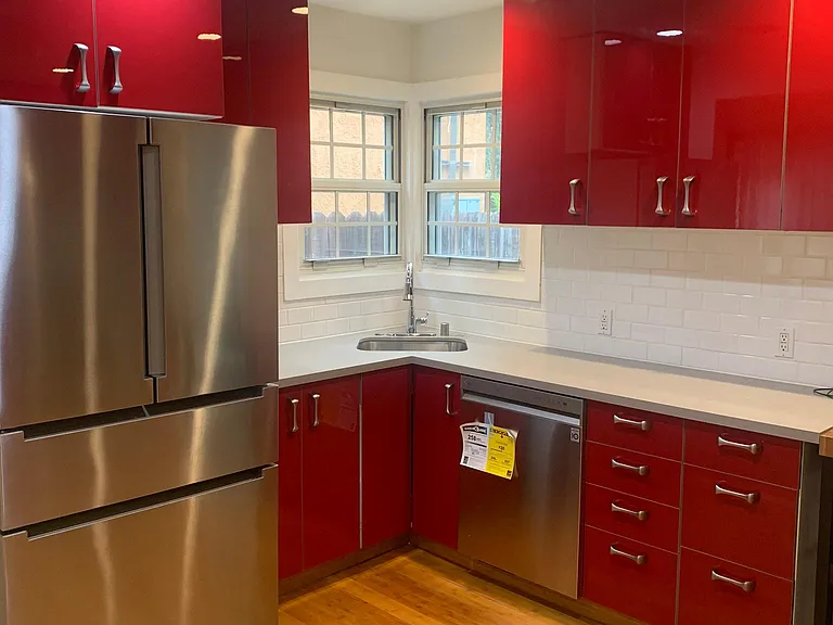 3716 W Victory Blvd — Photo 2