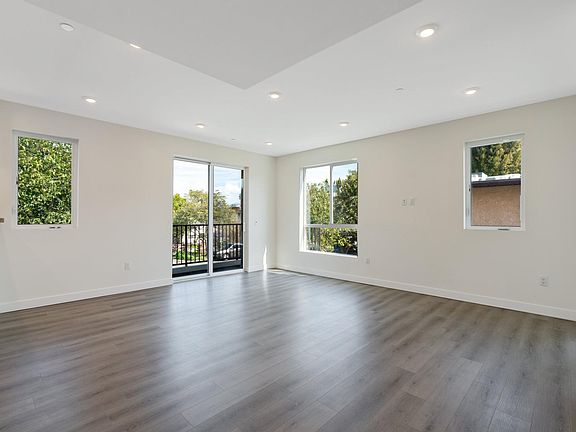 4th image of 14228 Delano St #101