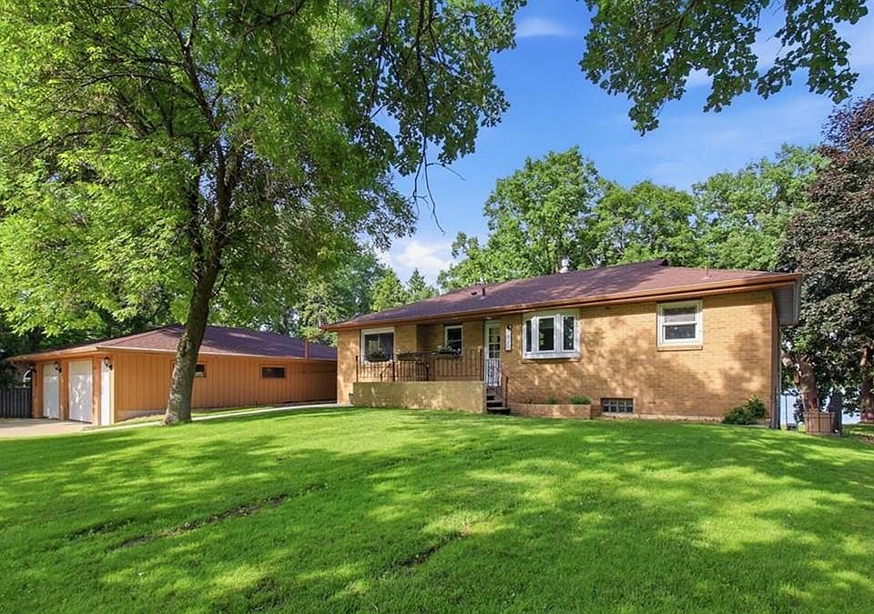 1st image of 2121 Country Club Dr NE