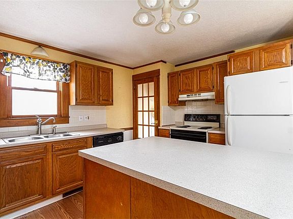 5th image of 114 Mercier St
