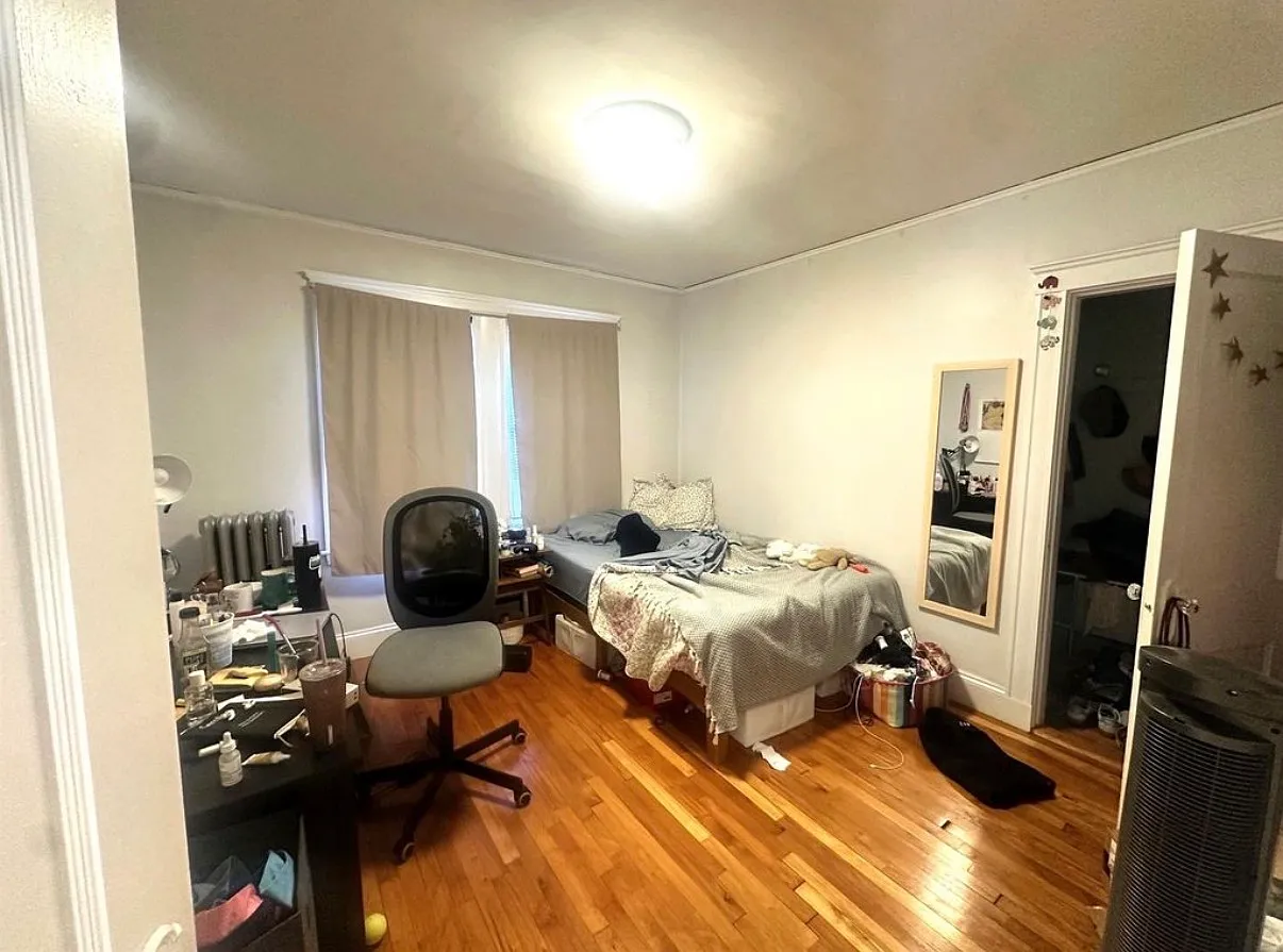 4 bed, 9999 sqft, $5,200 — Photo 2
