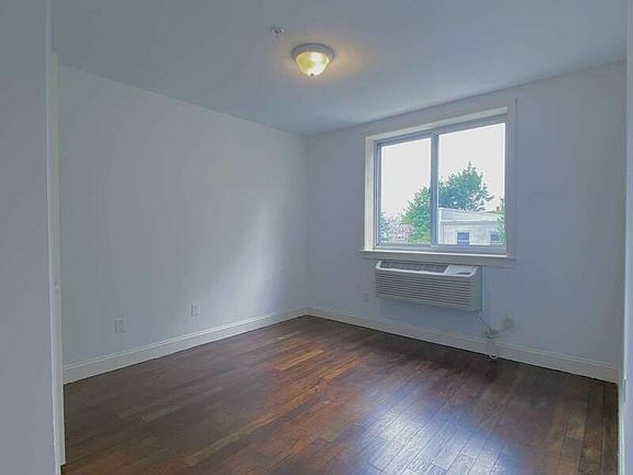4th image of 31-36 47th St #3D