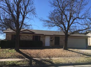 305 Boulder Ct, Burleson, TX 76028