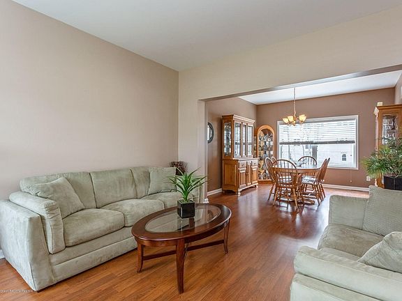 3rd image of 10 Maryann Pl