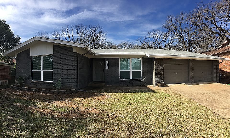 FRESHLY PAINTED. NEW WINDOWS