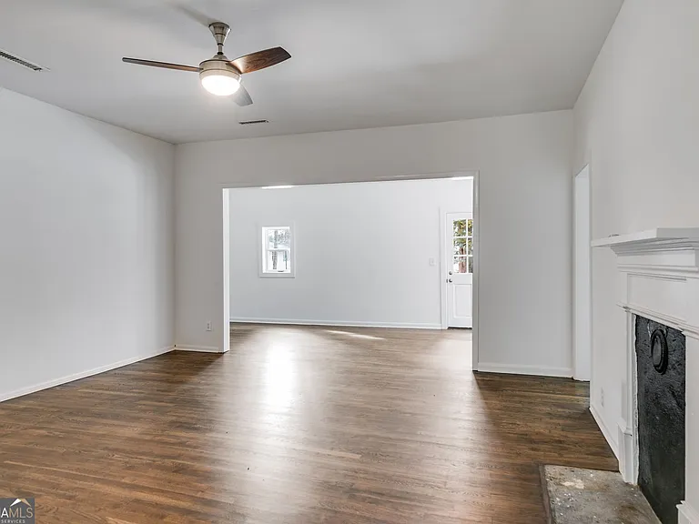 734 W College St — Photo 5