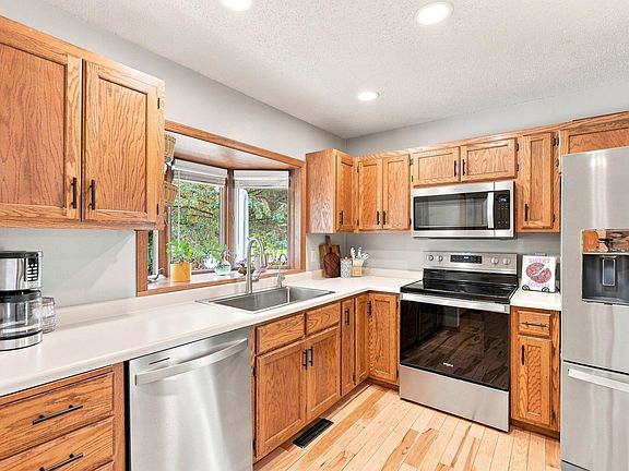 3rd image of 170 Meadow Dr