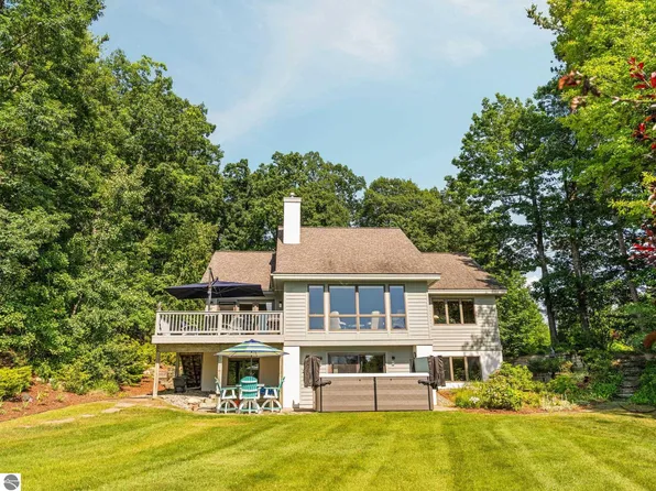 422 Timber Crest Dr, Traverse City, MI 49686