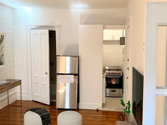 4th image of 127 E 61st St #4S