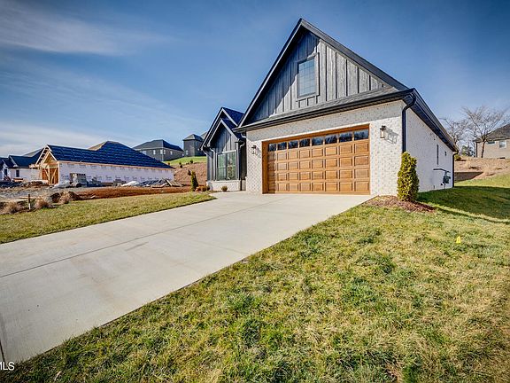 3rd image of 704 Gardenia Dr