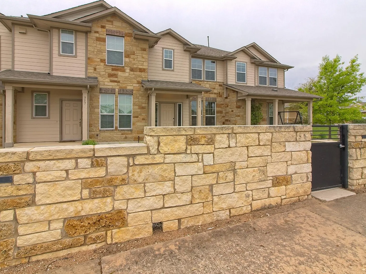 3 bed, 2.5 bath, 1330 sqft, $1,800 — Photo 3