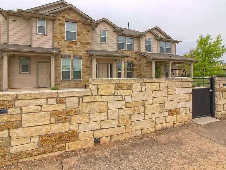 315 N Heatherwilde Blvd — Photo 3