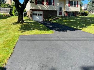 111 W Crestridge Dr, Coraopolis, PA 15108