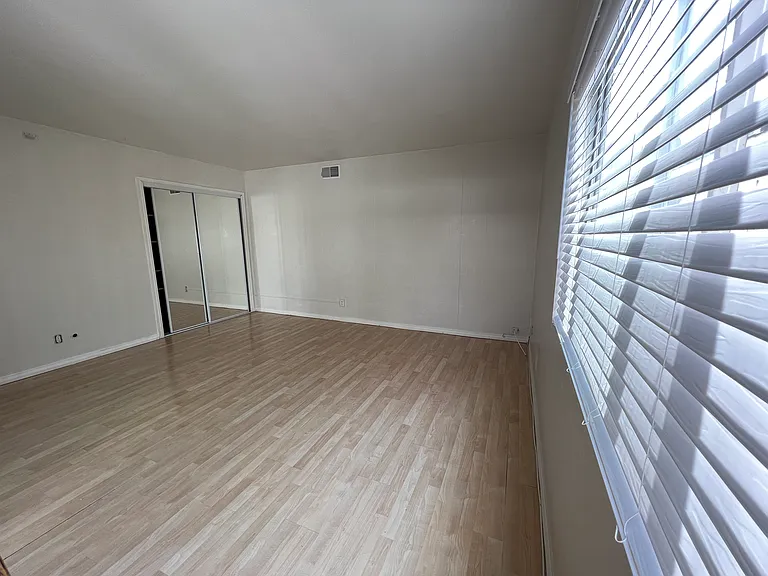 1/2 Marigold Ave — Photo 3