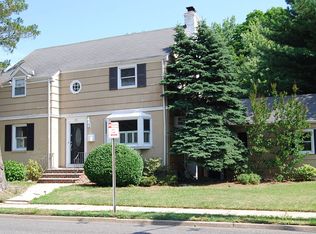 121 Chadwick Rd, Teaneck, NJ 07666