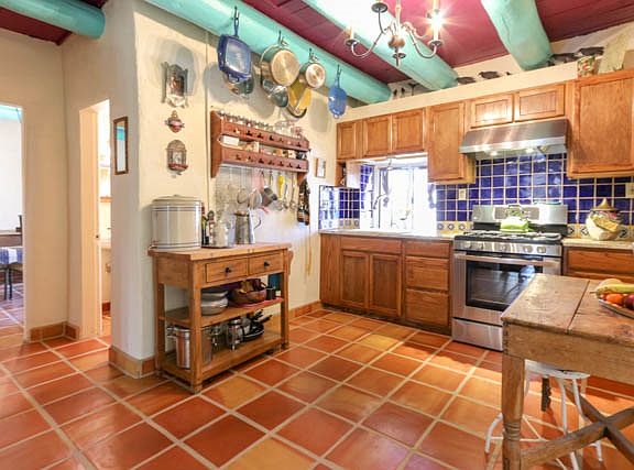 4th image of 304 San Antonio St