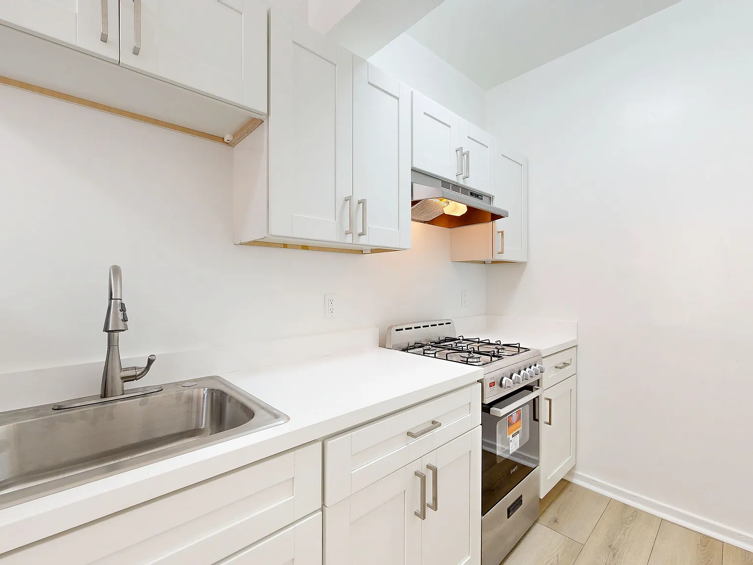Bright & Spacious Studio Near Union Square Pet Friendly — Photo 1
