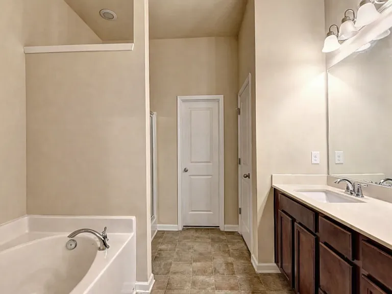 7033 Kingswood Run Dr — Photo 11