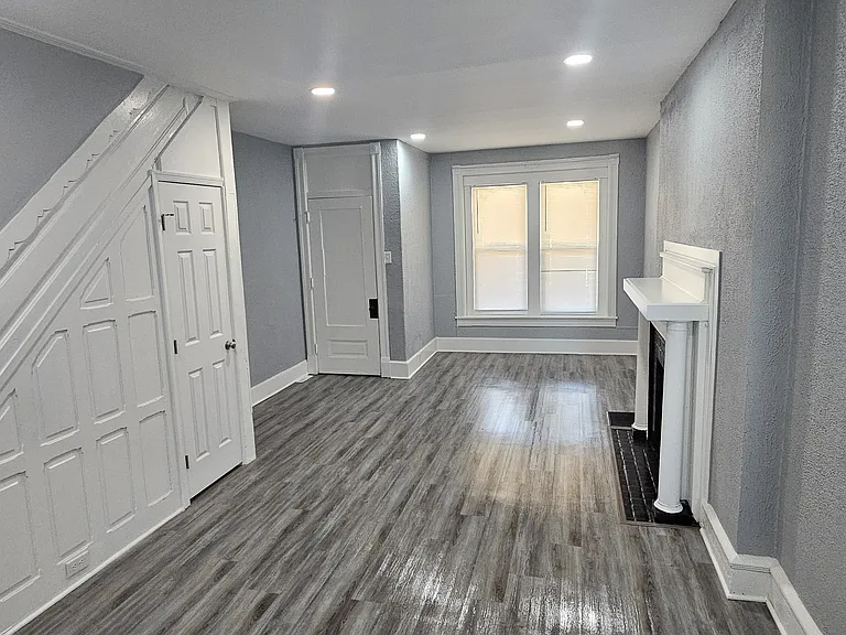 244 W Douglass St — Photo 2