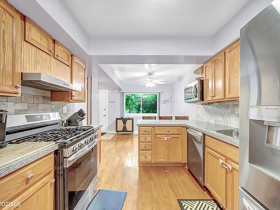 4th image of 411 Hickory Dr #411