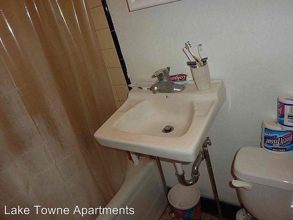 3rd image of 240 W Lakelawn Pl