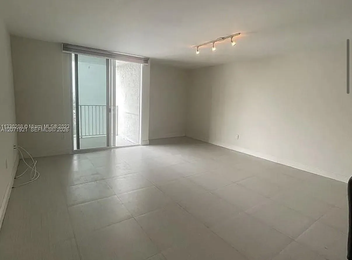 Madison Downtown Condo — Photo 4
