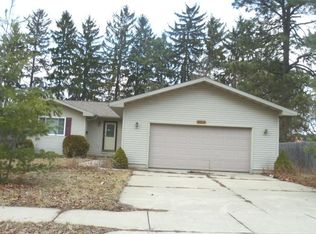 403 E Syringa Dr, Lansing, MI 48910