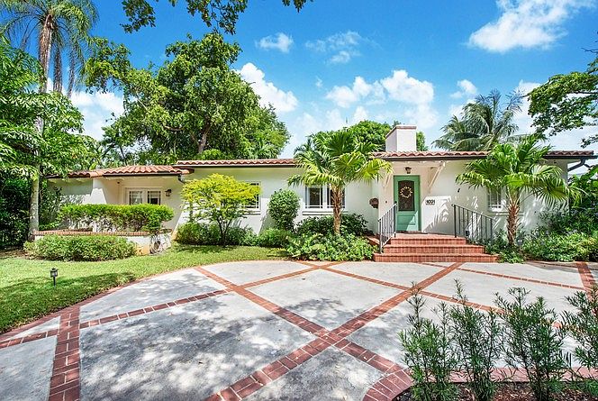 1st image of 1031 Venetia Ave