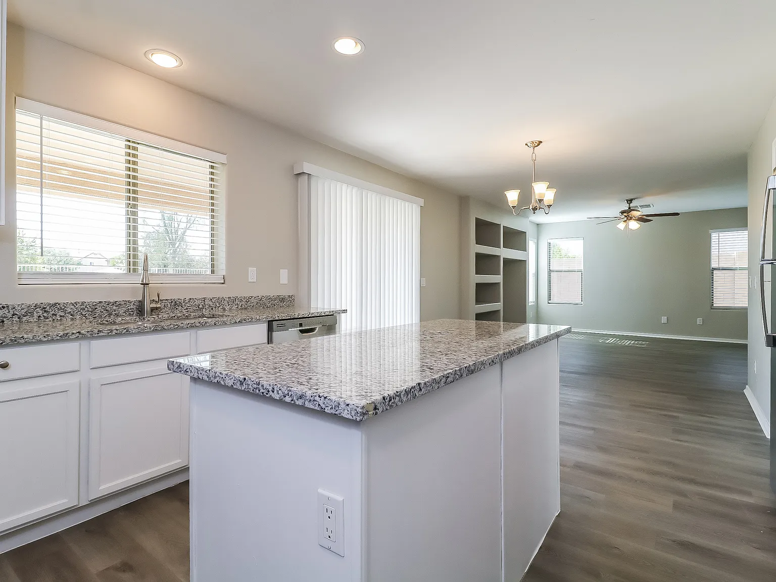 5 bed, 2.5 bath, 2369 sqft, $2,499 — Photo 4