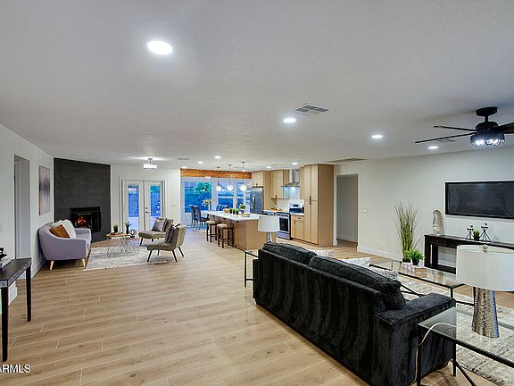4th image of 918 W CARMEN Street