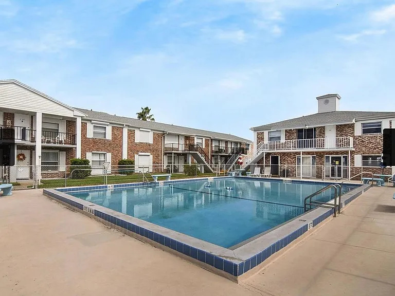 190 E Olmstead Dr #F16 — Photo 4
