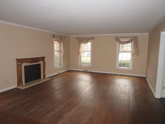 3rd image of 3107 Wilmette Ave