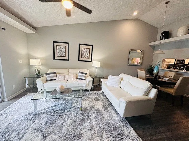 Country Club Lakes Apartments — Photo 18