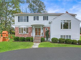2 Gate House Ln, Mamaroneck, NY 10543