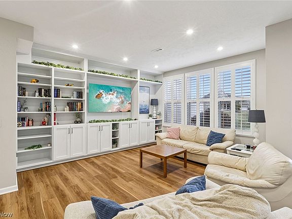 5th image of 679 Harbour Town Ct