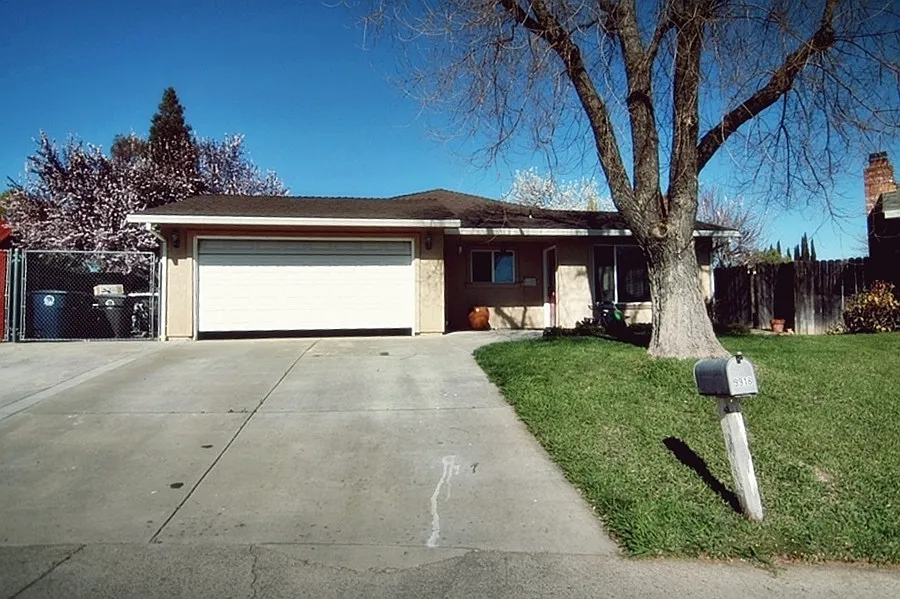 9918 Palm Grove Dr photo 1