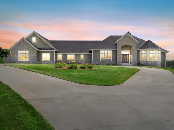 2929 Mile View ROAD, West Bend, WI 53095