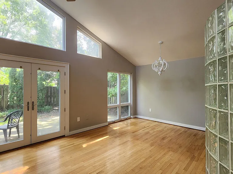 2207 Fordham Dr — Photo 33